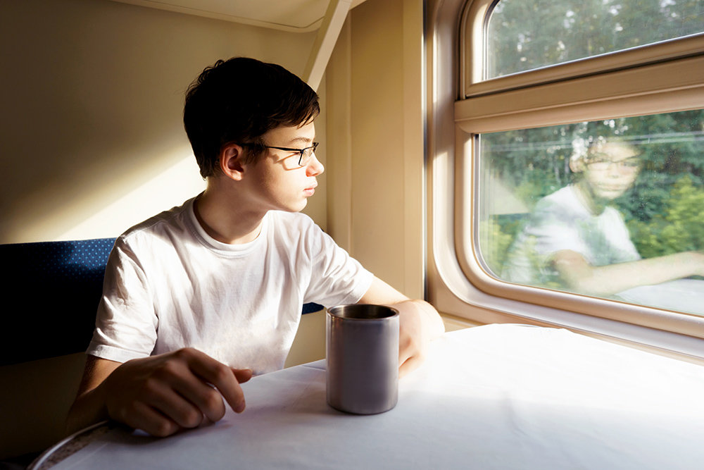 подросток в поезде пьет чай